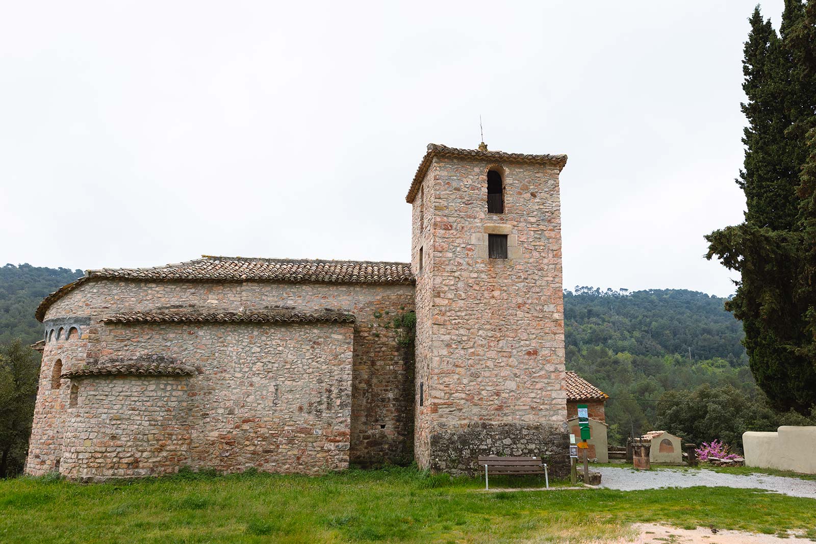 Conjunt parroquial de Sant Pere de Valldaneu